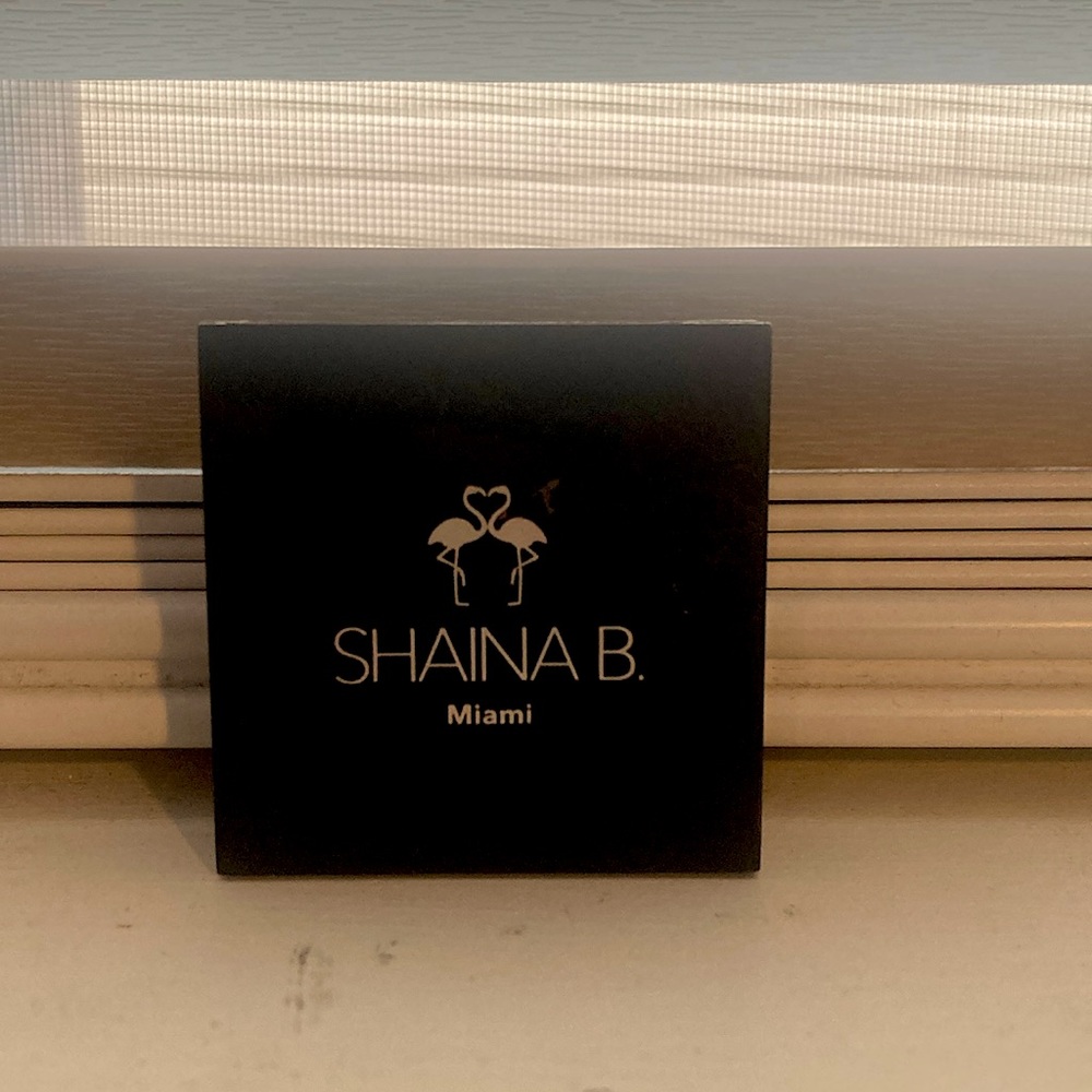 This is the SHAINA B. Miami free eyeshadow duo pallet.